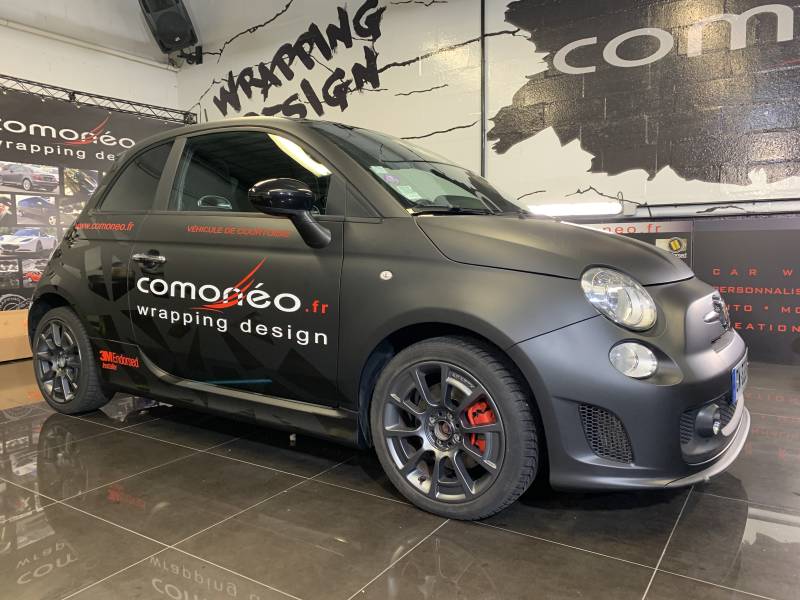 Covering complet en noir mat sur une Fiat Abarth 565 avec publicité imprimé en coulés réalisé chez Comonéo à Mundolsheim près de Strasbourg en Alsace