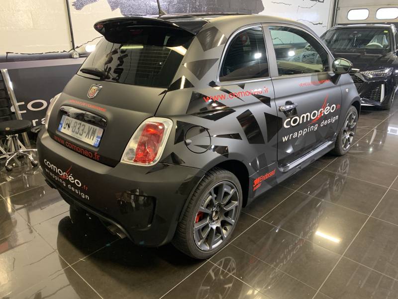 Covering complet en noir mat sur une Fiat Abarth 565 avec publicité imprimé en coulés réalisé chez Comonéo à Mundolsheim près de Strasbourg en Alsace