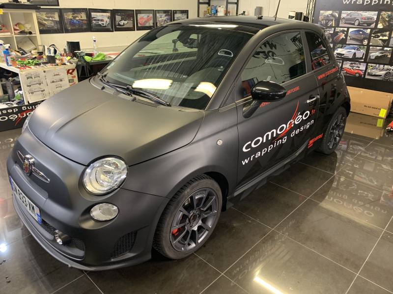 Covering complet en noir mat sur une Fiat Abarth 565 avec publicité imprimé en coulés réalisé chez Comonéo à Mundolsheim près de Strasbourg en Alsace
