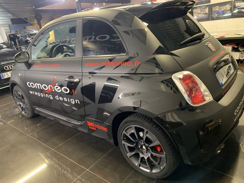 Covering complet en noir mat sur une Fiat Abarth 565 avec publicité imprimé en coulés réalisé chez Comonéo à Mundolsheim près de Strasbourg en Alsace