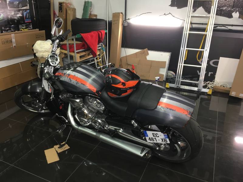Covering personnalisé avec impression sur une Harley Davidson réalisé chez Comonéo à Mundolsheim près de Strasbourg en Alsace