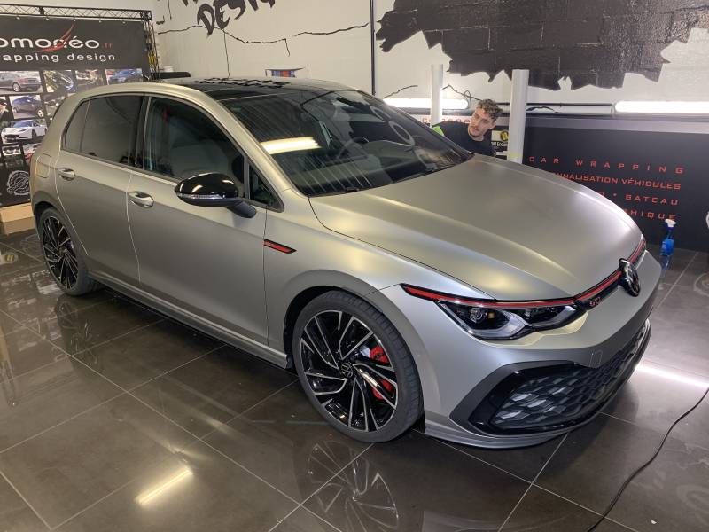 Wrapping complet sur une Golf 8 GTI réalisé chez Comonéo à Mundolsheim près de Strasbourg en Alsace