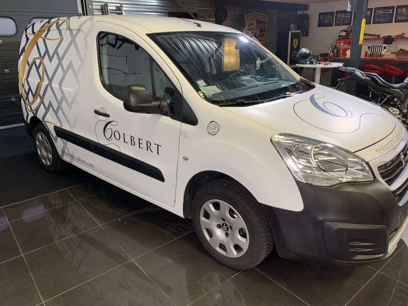 Semi-covering imprimé sur un Peugeot Partner réalisé chez Comonéo à Mundolsheim près des Strasbourg en Alsace
