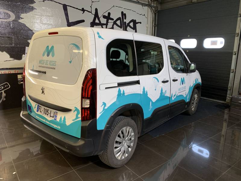 Covering publicitaire complet imprimés + lunettes arrière en micro-perforé sur un Peugeot Partner réalisé chez Comonéo à Mundolsheim près de Strasbourg