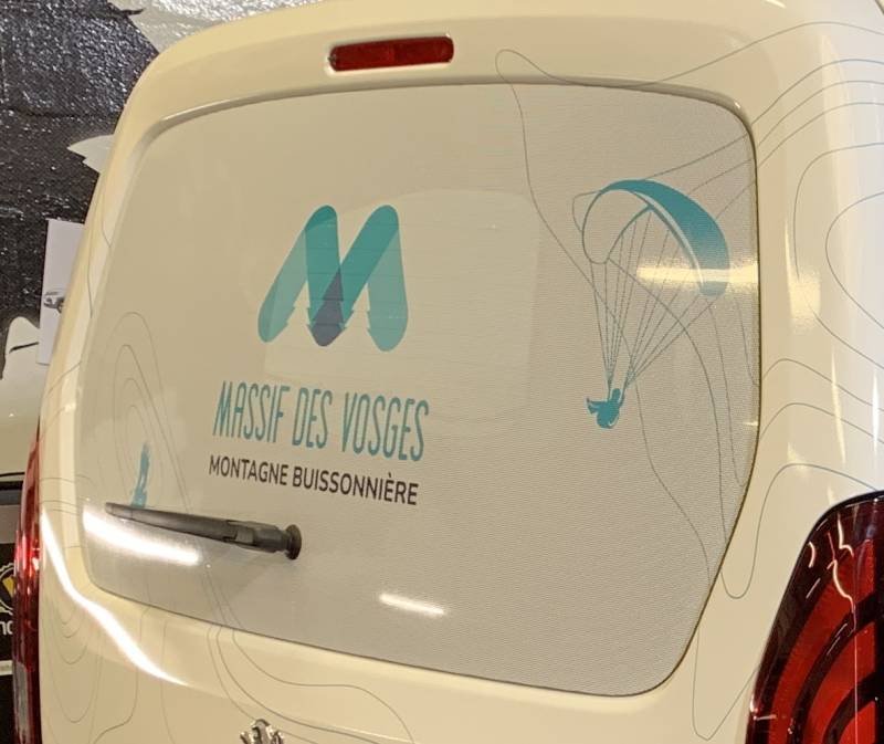 Adhésifs micro-perforés (one way) : visuels publicitaires visibles de l’extérieur et discrets de l’intérieur avec Comonéo à Mundolsheim