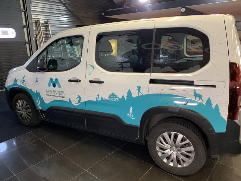 Covering publicitaire complet imprimés + lunettes arrière en micro-perforé sur un Peugeot Partner réalisé chez Comonéo à Mundolsheim près de Strasbourg