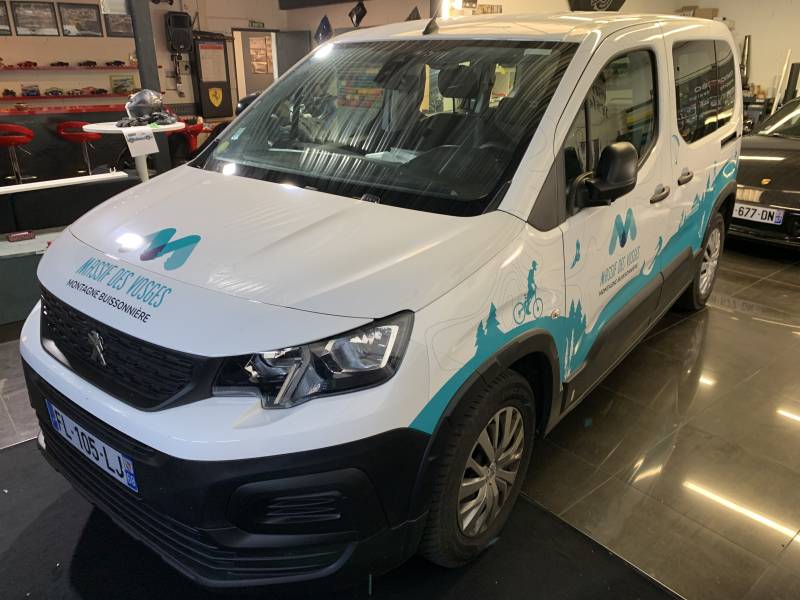 Covering publicitaire complet imprimés + lunettes arrière en micro-perforé sur un Peugeot Partner réalisé chez Comonéo à Mundolsheim près de Strasbourg