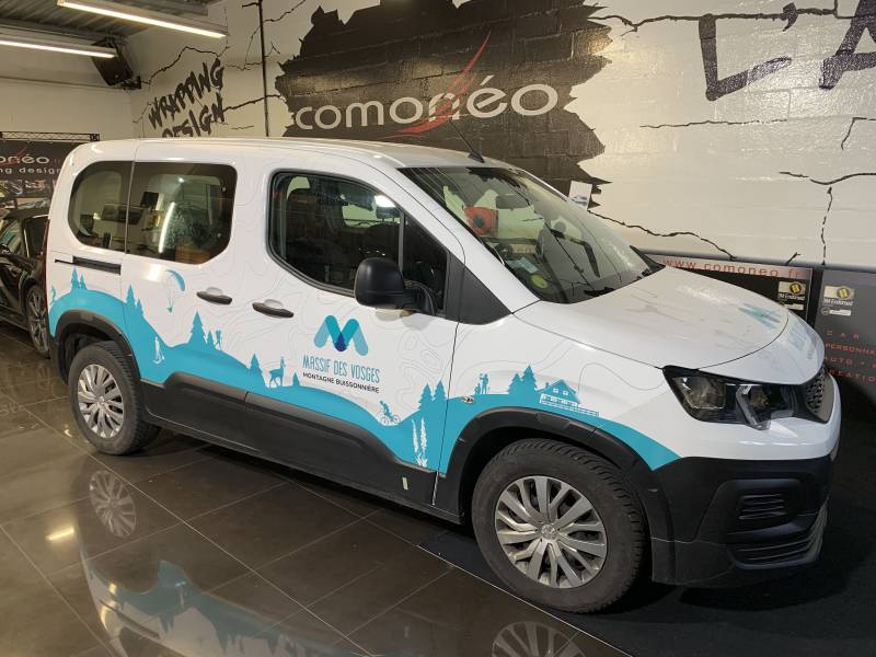 Covering publicitaire complet imprimés + lunettes arrière en micro-perforé sur un Peugeot Partner réalisé chez Comonéo à Mundolsheim près de Strasbourg