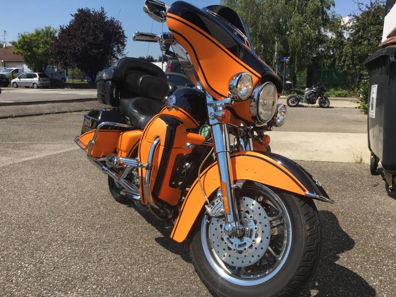 Personnalisation moto sur une Harley Davidson orange mat réalisé par Comonéo à Mundolsheim près de Strasbourg