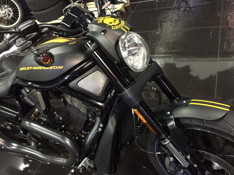 Personnalisation avec un Kit déco en Orange sur une Harley Davidson réalisé chez Comonéo à Mundolsheim près de Strasbourg en Alsace