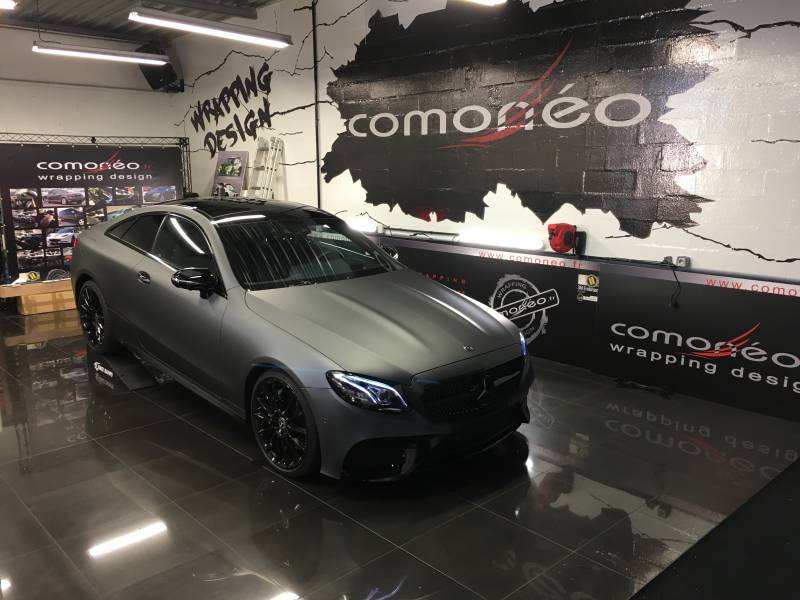 Covering complet sur une Mercedes Classe E en noir mat réalisé par Comonéo à Mundolsheim près de Strasbourg en Alsace