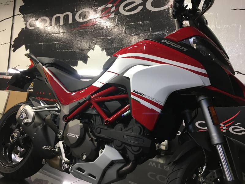 Personnalisation d'un kit déco sur une Moto Ducati Multistrada réalisé chez Comonéo à Mundolsheim près de Strasbourg en Alsace
