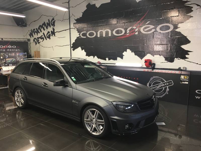Covering complet en noir mat sur une Mercedes C63 break réalisé chez Comonéo à Mundolsheim près de Strasbourg en Alsace