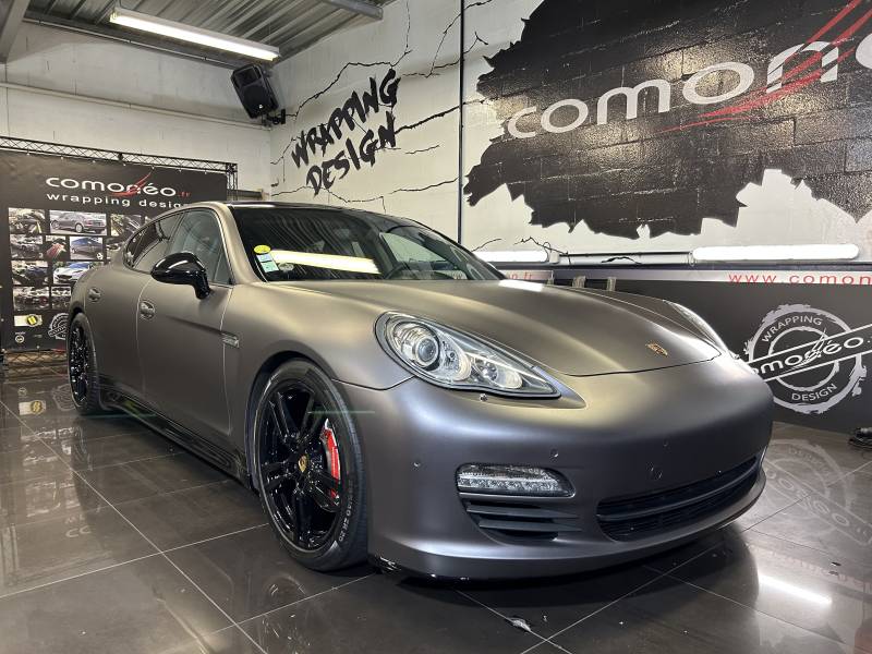 Covering Complet d'une Porsche Panamera en gris mat Anthracite réalisé chez Comonéo à Mundolsheim près de Strasbourg