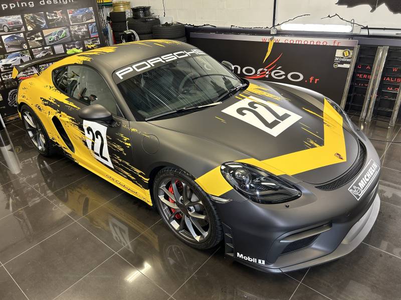 Covering Personnalisé sur Porsche Cayman GT4 Clubsport Kit déco réalisé chez Comonéo à Mundolsheim près de Strasbourg
