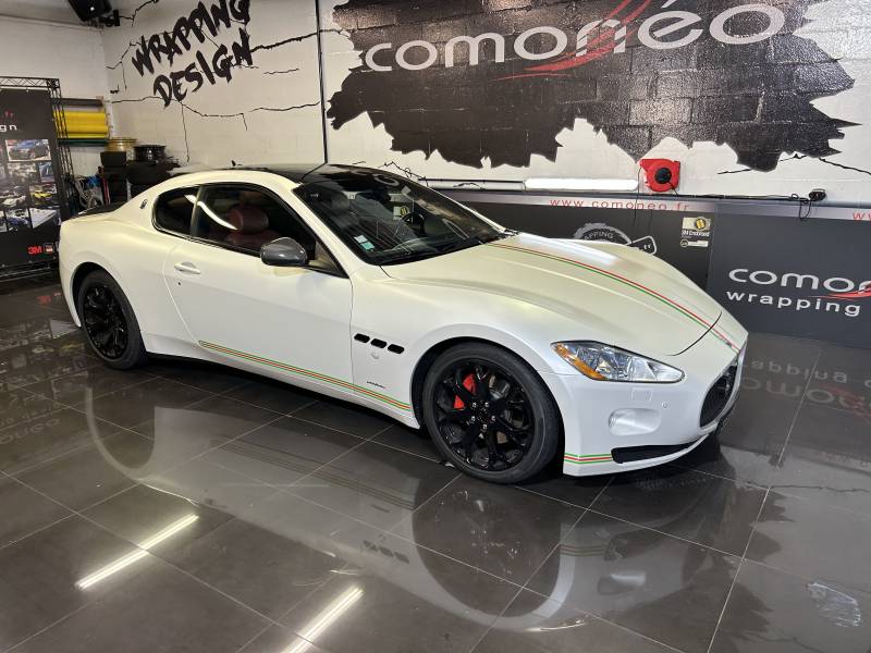Covering Complet en blanc nacré satin sur une Maserati GranTurismo réalisé chez Comonéo à Mundolsheim près de Strasbourg en Alsace
