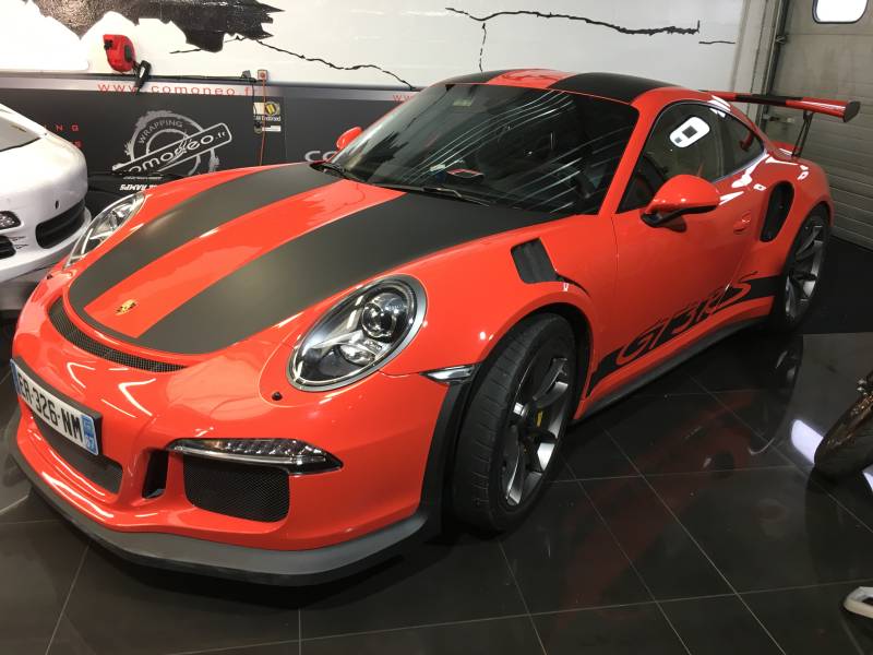 Covering personnalisé sur une Posrche GT3 RS Orange avec des bandes Noir Mat réalisé chez Comonéo à Mundolsheim près de Strasbourg en Alsace