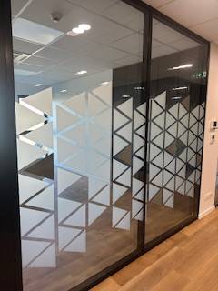 Adhésifs spéciaux : films pour bâches, caissons lumineux, sols et applications spécifiques par Comonéo à Mundolsheim