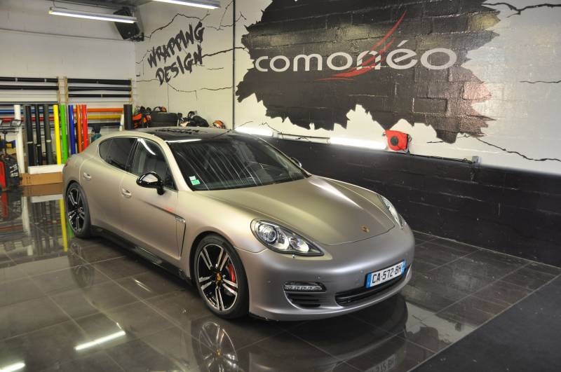 Covering Complet sur une Porsche Panamera en Gris Mat réalisation chez Comonéo à Mundolsheim près de Strasbourg en Alsace