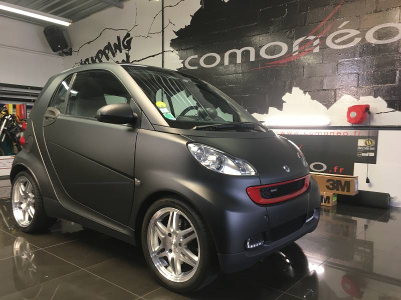 Covering complet d'une Smart Fortwo Brabus en noir mat réalisation pas Comonéo à Strasbourg en Alsace